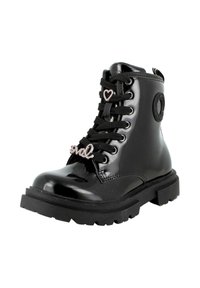 Stivaletto in pelle verniciata nera con punta rotonda, suola in gomma chunky, lacci neri e decorazioni a forma di cuore con la scritta "love".