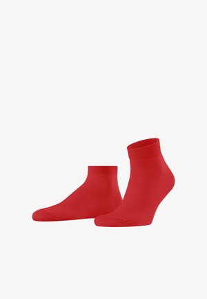 Paire de chaussettes rouges unies jusqu'à la cheville présentées sur un fond blanc, montrant les vues avant et latérale.