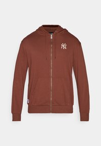Brązowy zip-up hoodie wykonany z miękkiego materiału, z kieszenią kangurką, kapturem ze sznurkami oraz białym logo New York Yankees na piersi.