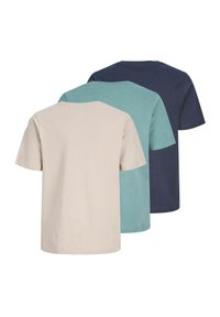 Tri kratke majice s kratkimi rokavi v bež, vodno modri in mornarsko modri barvi. Izdelane iz bombaža, z značilnim klasičnim okroglim ovratnikom in ravnim robom.