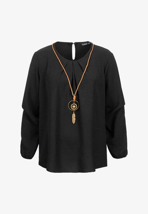 Schwarze Bluse mit langen Ärmeln, Falten am Ausschnitt und einem Schlüsselloch-Design im Rückenteil, begleitet von einer orangefarbenen Kordel-Halskette mit goldener, runder Kette und einer Feder.