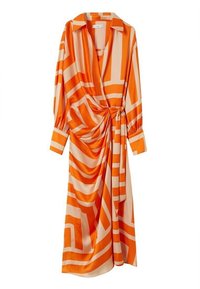 Vestido envolvente naranja y crema con cuello tipo polo, mangas largas y un detalle anudado en la cintura. Presenta rayas geométricas en tonos llamativos.