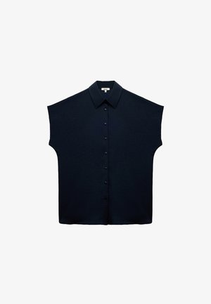 Granatowa koszula z krótkim rękawem wykonana z lekkiego materiału. Posiada kołnierz typu spread, zapięcie na guziki z przodu oraz luźny krój o minimalnej teksturze.