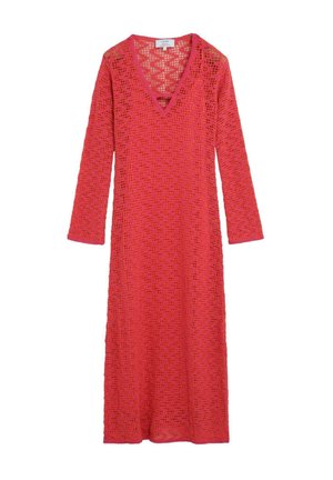 Vestido rojo de crochet de manga larga hasta la rodilla con cuello en V y patrón abierto de punto zigzag, mostrado sobre fondo blanco.