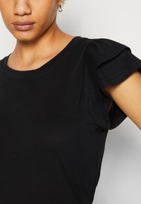 Selected Femme SLFCAMILA SS RUFFLE - Trükipildiga T-särk - black
