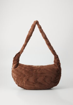 Borsa a mano in peluche marrone con forma arrotondata, superficie testurizzata caratterizzata da motivi ondulati e una tracolla spessa e imbottita. Finiture in oro sulla zip.