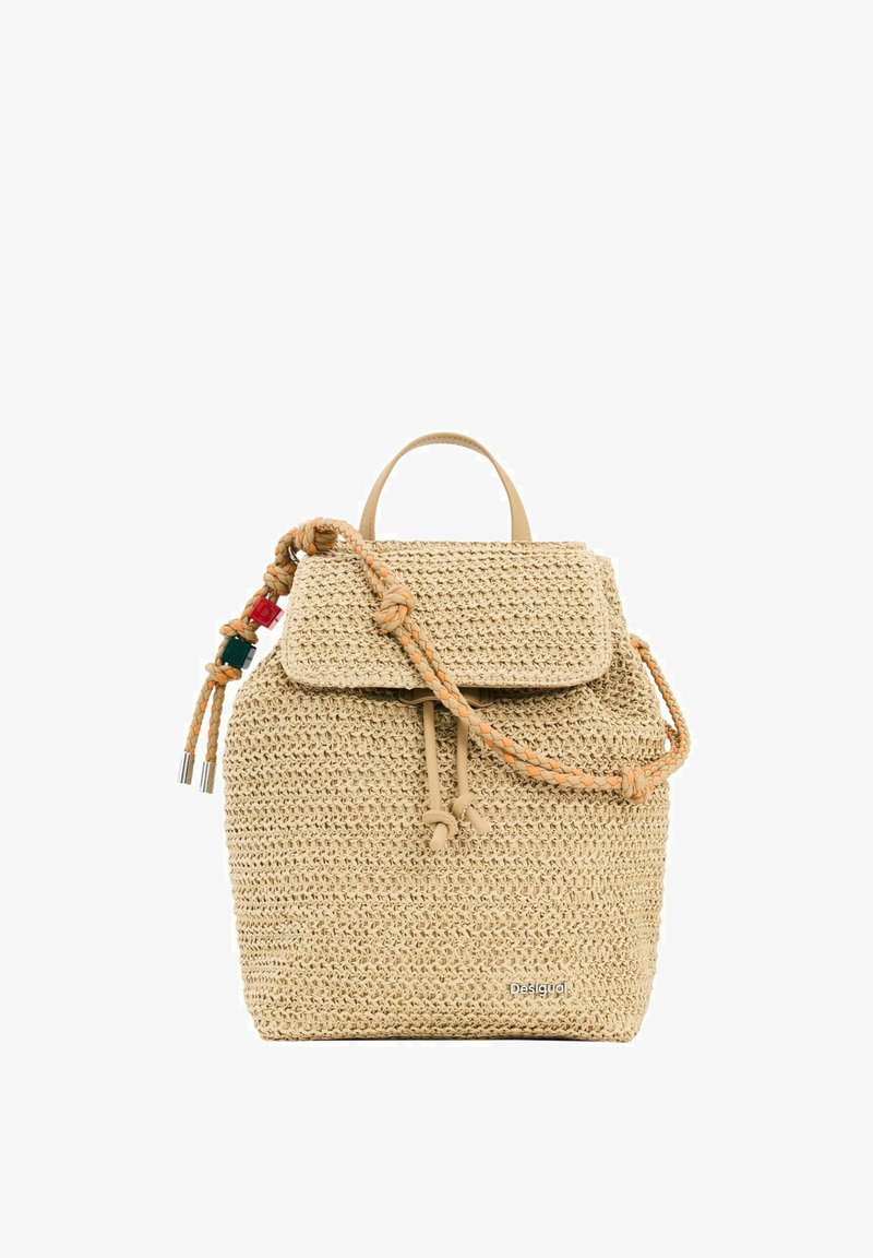 Sac à dos beige tissé avec cordon de serrage tressé et fermeture à rabat, orné de perles colorées sur la sangle et une poignée supérieure.