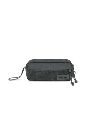 Funda para lápices de tela gris con una sección de malla, cierre de cremallera y una correa para la muñeca. Presenta el logo de Eastpak en el lado. Dimensiones: forma rectangular alargada.
