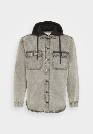 Graue Acid-Wash-Denimjacke mit Knöpfen, schwarzer Kapuze und Kordeln, mit zwei Brustklappentaschen mit Knöpfen.