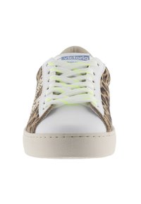 Vit sneakers med leopardmönstrade accenter, texturerade sidor och neonfärgade snören. Har en rund tå och en platt gummisula.