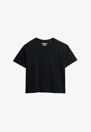 Czarny, krótki rękaw, obcisły T-shirt Superdry z okrągłym dekoltem i małym wyszywanym logiem po lewej stronie klatki piersiowej, eksponowany na białym tle.