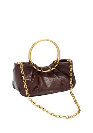 Ciemnobrązowa skórzana torebka z złotymi okrągłymi uchwytami i odpinanym złotym łańcuszkiem, z delikatnym marszczeniem.