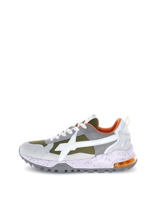 Sneaker low-top con lacci bianchi, suede grigio e pannelli verde oliva, banda laterale bianca, interno arancione e suola bianca maculata con cuscino d'aria arancione.