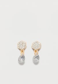 Aranyszínű fülbevalók hatszögletű felső résszel, amelyen tiszta, csoportosan elhelyezkedő kövek vannak, alatta pedig egy lógó, tiszta, csiszolt gyöngy.