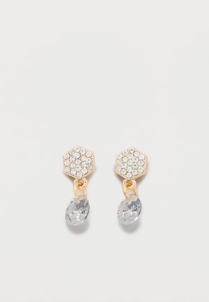 Ohrstecker in Goldoptik mit sechseckigem Oberteil, besetzt mit klaren, gruppierten Edelsteinen, und einer klaren, facettierten Perle, die darunter hängt.