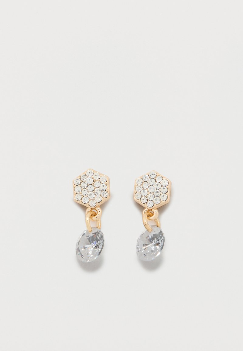 Aranyszínű fülbevalók hatszögletű felső résszel, amelyen tiszta, csoportosan elhelyezkedő kövek vannak, alatta pedig egy lógó, tiszta, csiszolt gyöngy.