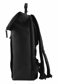 Sac à dos noir au design épuré, fabriqué en matériau durable, doté de fermetures éclair, de rembourrage en mesh sur les bretelles et d'une fermeture roll-top.