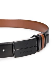 Czarny skórzany pasek z brązowym wnętrzem, z metalową prostokątną klamrą wygrawerowaną z logo 'PROCHNIK.'