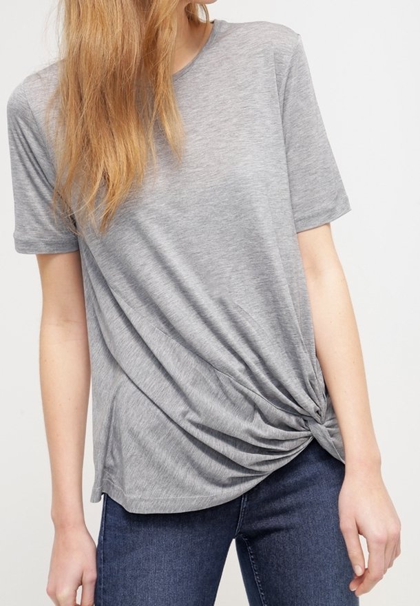 Gray short-sleeve t-shirt with a twist detail at the waist, made of soft fabric, featuring a relaxed fit and smooth texture.