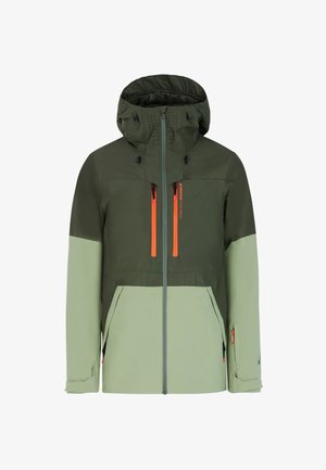 Grüne und hellgrüne wasserdichte Jacke mit Kapuze, ausgestattet mit orangefarbenen Reißverschlussakzenten und mehreren Taschen. Strukturierter Stoff mit Belüftungsdetails.