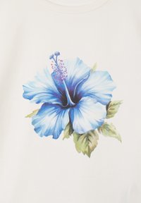 Tessuto bianco con un'illustrazione di un grande e dettagliato fiore di ibisco blu, caratterizzato da petali sovrapposti e foglie verdi alla base.