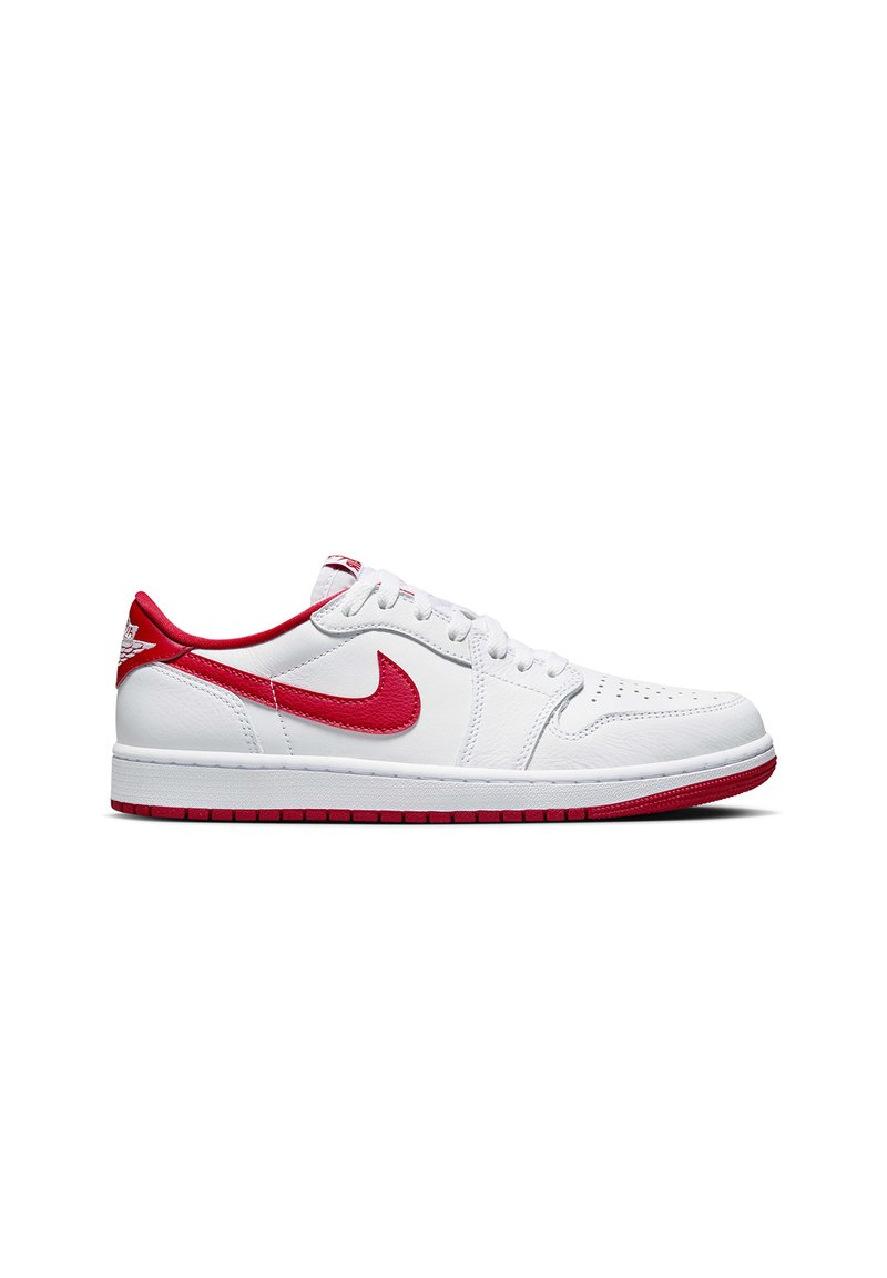 Sneakers bianchi in pelle con accenti rossi, dotati di una punta perforata, chiusura con lacci e collo imbottito. Iconico swoosh sul lato.