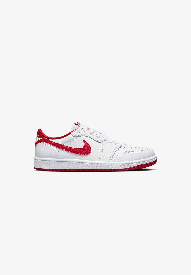 Sneakers bianchi in pelle con accenti rossi, dotati di una punta perforata, chiusura con lacci e collo imbottito. Iconico swoosh sul lato.