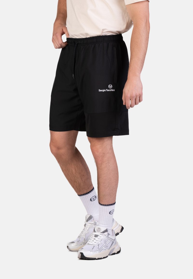 Schwarze Sportshorts mit einem elastischen Bund und Kordelzug, ausgestattet mit einem weißen Logo auf der linken Seite und aus einem glatten, leichten Stoff.