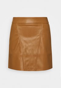 Mini falda de cuero marrón con un corte ajustado, que presenta costuras verticales y una textura suave. Cintura estructurada y diseño limpio y minimalista.