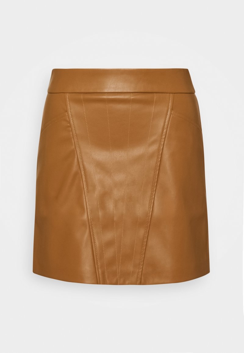 Mini falda de cuero marrón con un corte ajustado, que presenta costuras verticales y una textura suave. Cintura estructurada y diseño limpio y minimalista.