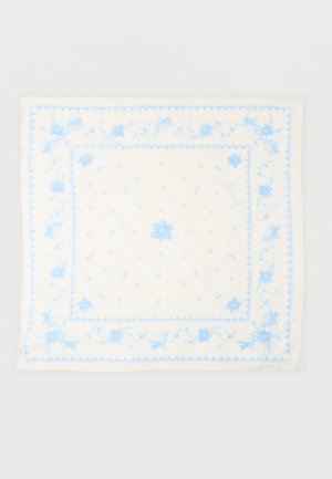Fazzoletto quadrato bianco con bordo floreale azzurro chiaro e piccoli fiori blu sparsi al centro su sfondo semplice.