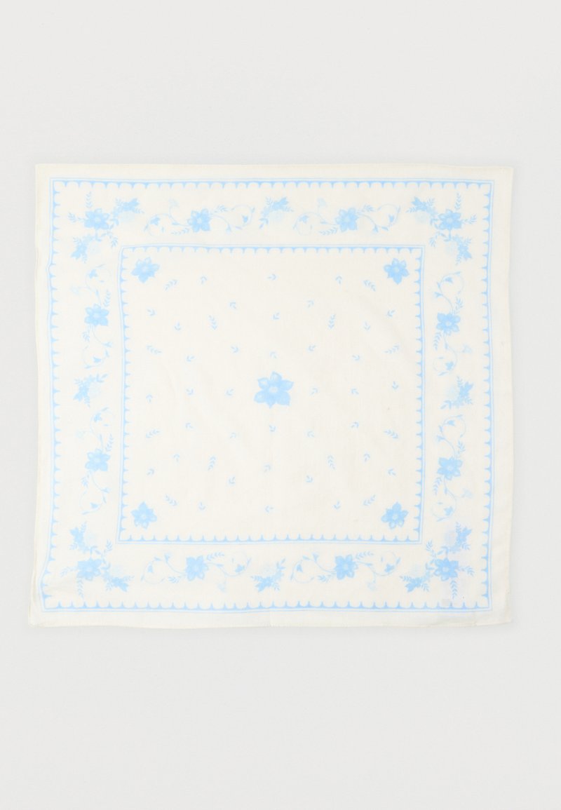 Carré de tissu blanc avec une bordure florale bleu clair et de petites fleurs bleues dispersées au centre sur fond uni.