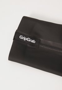 Musta vedenpitävä pussi, jossa on tekstuurilla varustettu vetoketju ja näkyvä musta etiketti, jossa lukee "GripGrab". Sileä, kestävä materiaali, suorakulmainen muoto.