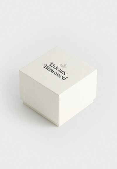 Pequena caixa quadrada bege com o logótipo da Vivienne Westwood e o símbolo do orbe em cima, contra um fundo branco simples.