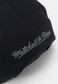 Mitchell & Ness NBA BROOKLYN NETS TEAM TONE SNAPBACK - Roupa de discoteca - black/grey