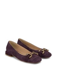 Lila Wildlederschuhe mit quadratischer Zehenform, ausgestattet mit einer dekorativen goldenen Schnalle und einem niedrigen Absatz. Glatte Innenauskleidung und Nähte.