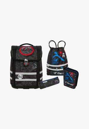 Sac à dos noir et gris avec des accents rouges et bleus, présentant des designs graphiques, une fermeture à rabat, deux bandes réfléchissantes, et des fournitures de bureau accompagnantes.