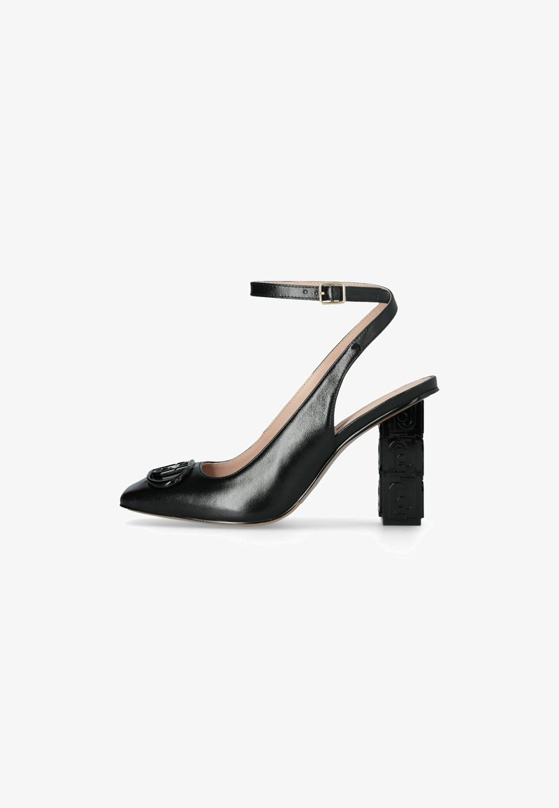 Sandal en cuir noir à bride arrière avec un bout pointu, présentant un talon bloc texturé et un accent décoratif de logo sur le bout.