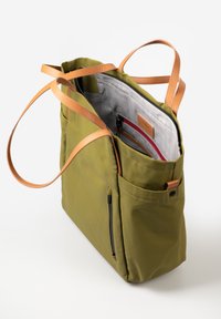 Olivgrüne Tragetasche mit hellbraunen Lederträgern. Verfügt über eine Reißverschlusstasche, Fronttaschen und ein gemustertes Innenfutter. Rechteckiges Design.