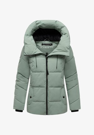 Zelená púderová bunda s vysokým golierom, prešívaným dizajnom, čiernym vnútorným podšívkou, predným zipsom, kapucňou so sťahovacou šnúrkou a bočnými vreckami.