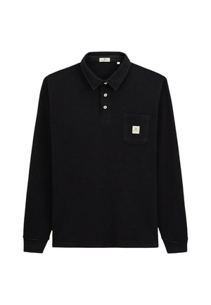 Polo noir à manches longues en tissu texturé. Doté d'un col, d'une patte de boutonnage à trois boutons et d'une poche poitrine gauche avec une étiquette.