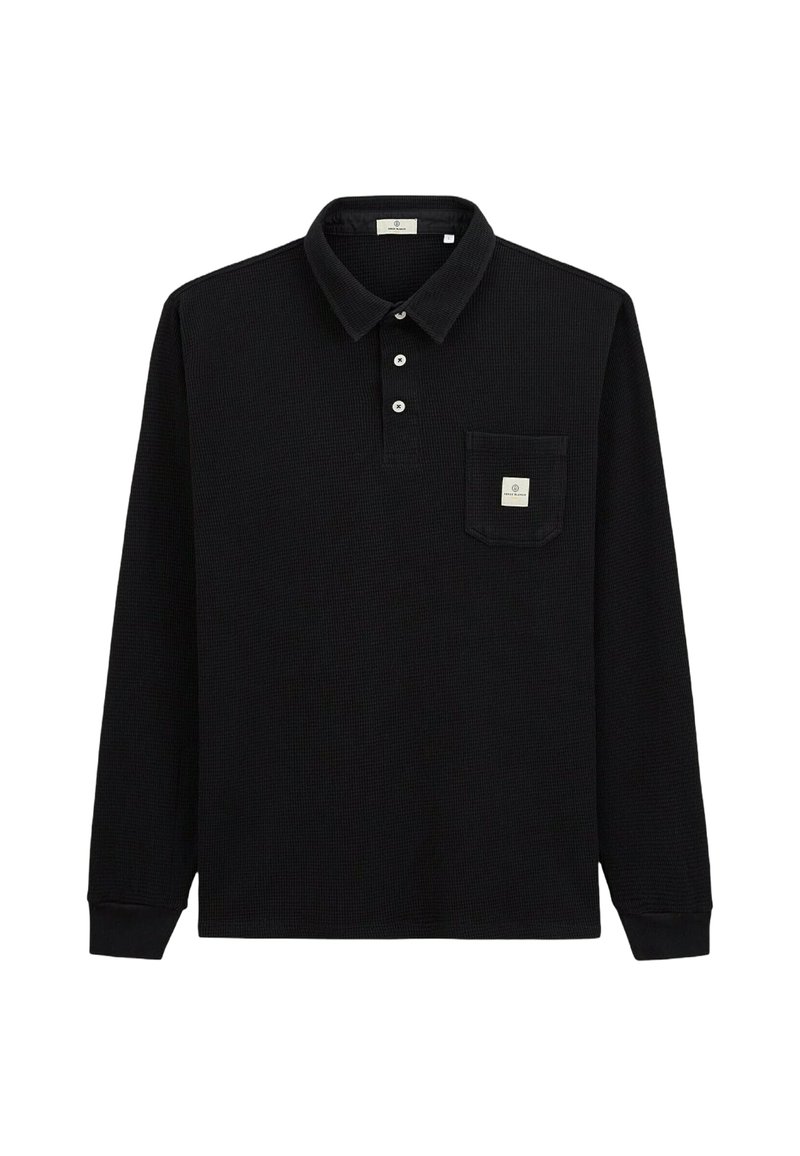 Polo noir à manches longues en tissu texturé. Doté d'un col, d'une patte de boutonnage à trois boutons et d'une poche poitrine gauche avec une étiquette.