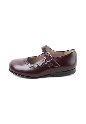Zapato Mary Jane de cuero burdeos con una correa de hebilla plateada y detalles perforados sutiles a lo largo del borde delantero, suela negra plana.