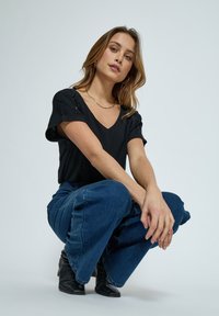 Desires DEAGGI SHORT SLEEVE BLOUSE. - Blúzka - black