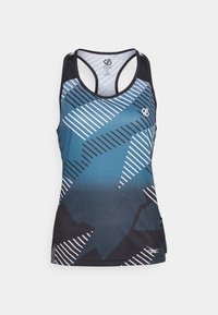 Sininen ja musta urheilutoppi, jossa geometrisia kuvioita, vinoja raitoja ja kontrastisia tekstuureja. Racerback-malli ja logo edessä.