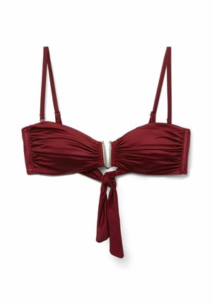 Top de bikini burdeos con tirantes ajustables, tela fruncida, detalle de nudo delantero y detalles metálicos en el centro que conectan las copas.