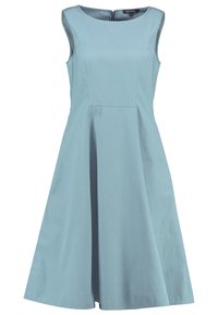 Une robe sans manches en tissu bleu clair, de forme A-line, avec un col rond et une fermeture éclair dissimulée à l'arrière. Texture lisse, sans ornements.