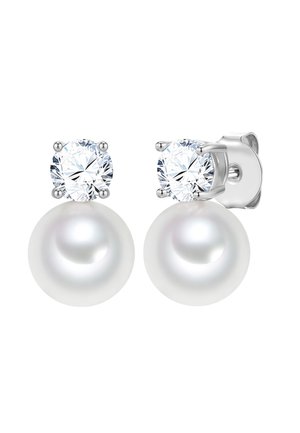 Perlenohrringe mit einem runden klaren Edelsteinstecker und einer silbernen Stiftbefestigung, dargestellt vor einem weißen Hintergrund.