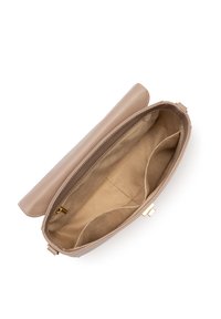 Clutch in pelle beige con un'esterno liscio, hardware in tono dorato e un interno in tessuto morbido che presenta due scomparti per una migliore organizzazione.