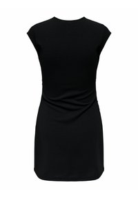 Robe noire à manches courtes avec un col rond, présentant une silhouette ajustée et des fronces sur le côté. Tissu lisse et extensible.